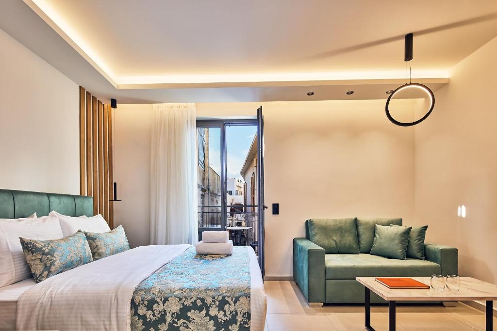 Een bed of bedden in een kamer bij Grande Madonna Luxury Boutique Suites