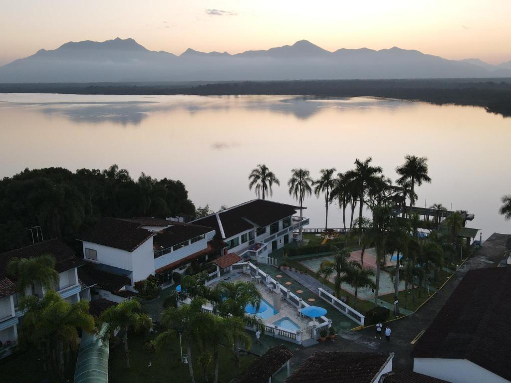 uma vista aérea de um resort num lago em Hotel Costa Azul em Cananeia