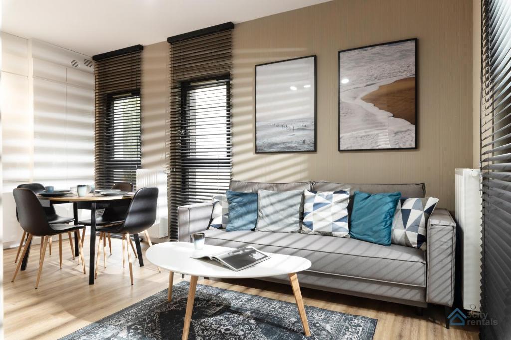 Posedenie v ubytovaní Modern Beige and Grey 3city Apartment in Gdynia by Noclegi Renters