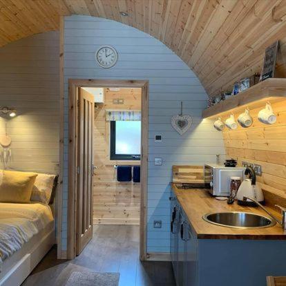 Kuchyň nebo kuchyňský kout v ubytování Daviot Luxury Pods