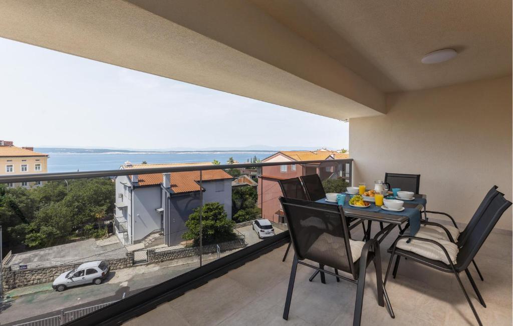 balcón con mesa, sillas y vistas en Lovely Apartment In Crikvenica With Wifi, en Crikvenica