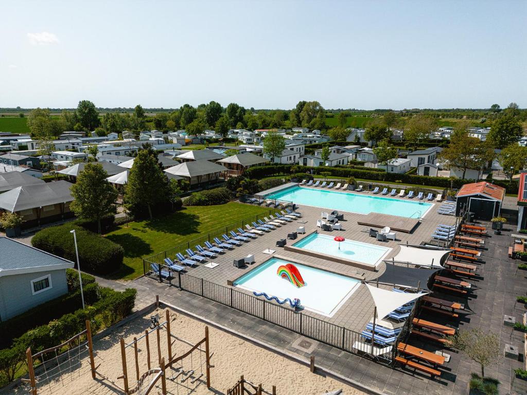 een luchtzicht op een zwembad in een resort bij Vakantiepark de Molenhoek in Kamperland