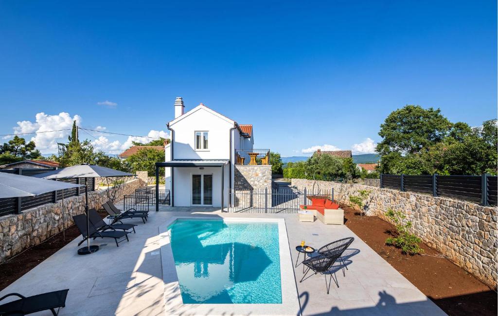 LakmartinにあるAwesome Home In Lakmartinの裏庭(スイミングプール、家あり)