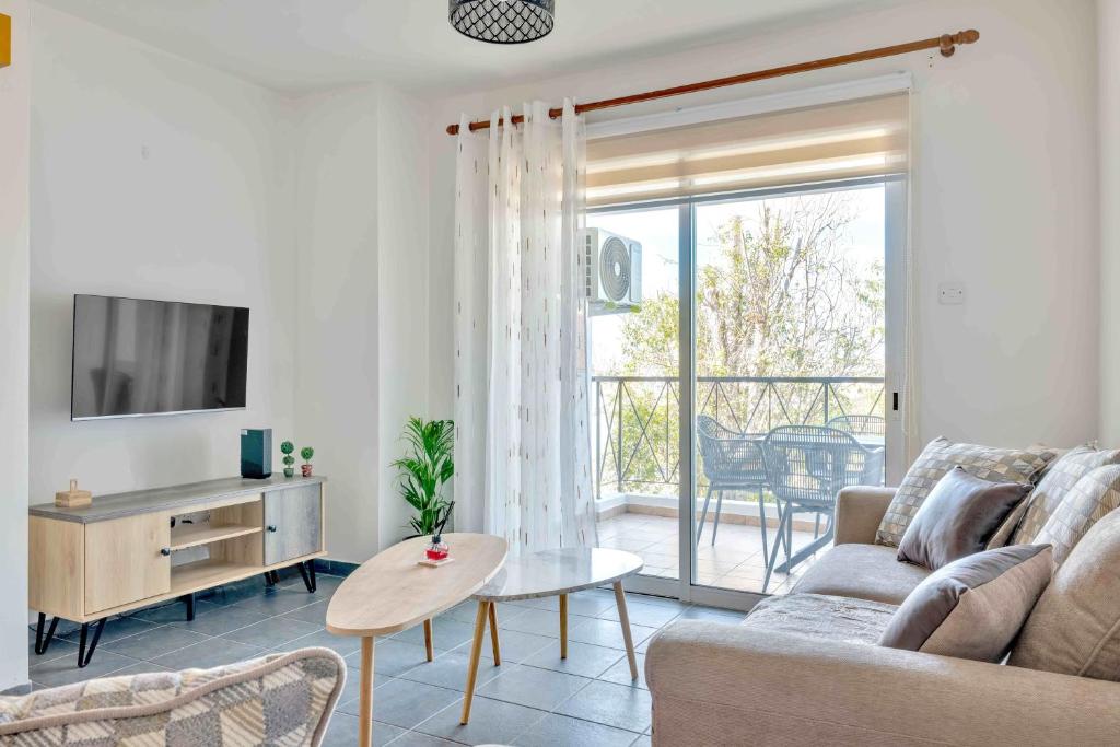- un salon avec un canapé et une table dans l'établissement Phaedrus Living: Modern City Flat Elpida, à Strovolos