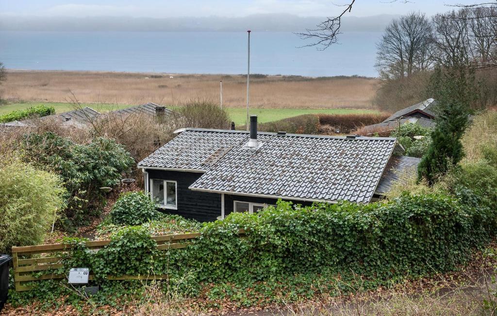 mały domek na polu z płotem w obiekcie Nice Home In Brkop With House Sea View w mieście Børkop