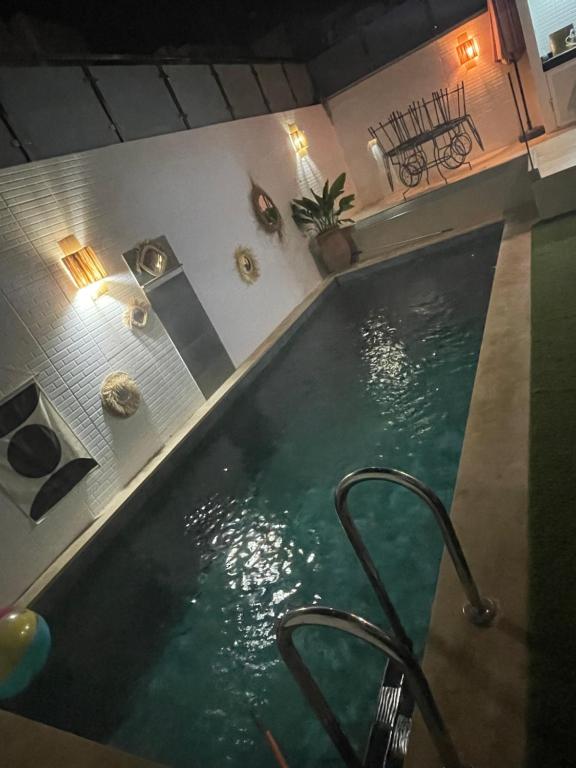 uma piscina interior com uma banheira de hidromassagem em Villa avec piscine privée sur agadir em Agadir