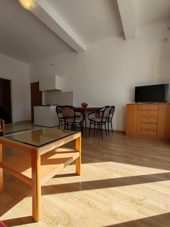 TV a/nebo společenská místnost v ubytování Apartmani i sobe Šagarjelo