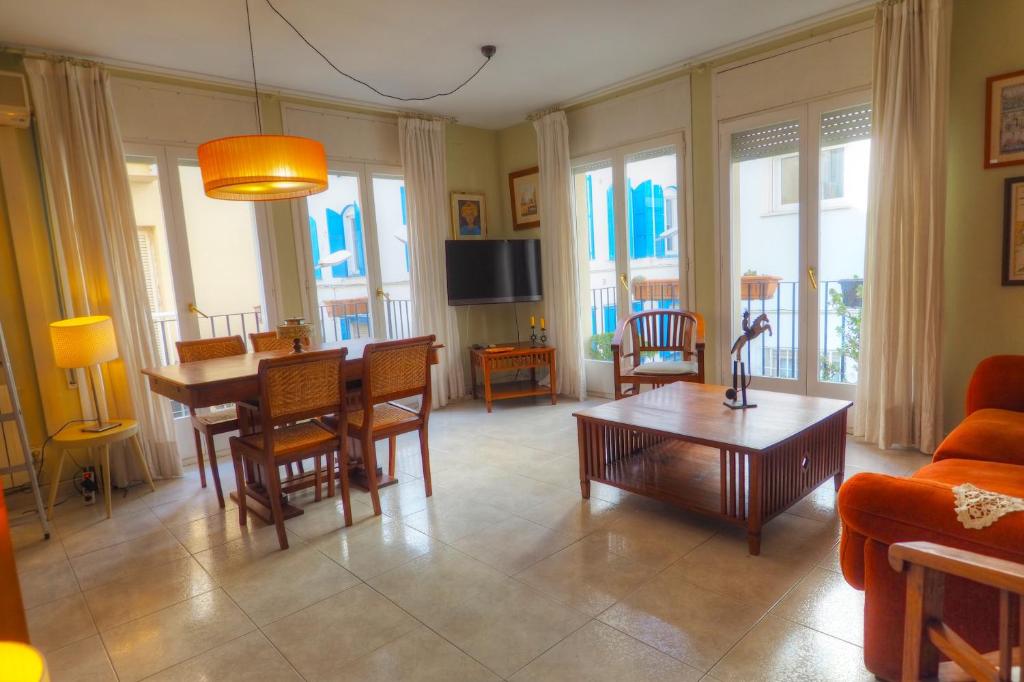 Televízia a/alebo spoločenská miestnosť v ubytovaní Center Family Apartment by Hello Homes Sitges