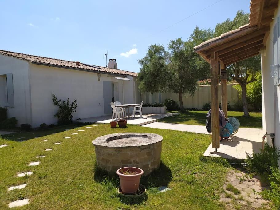 une personne assise dans la cour d'une maison dans l'établissement Le Havre de Ré, au Bois-Plage-en-Ré