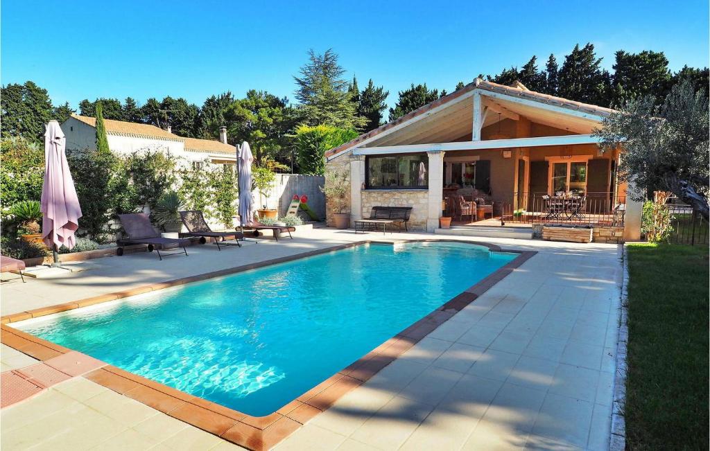 une piscine devant une maison dans l'établissement Mas De L'eveil, à Paradou