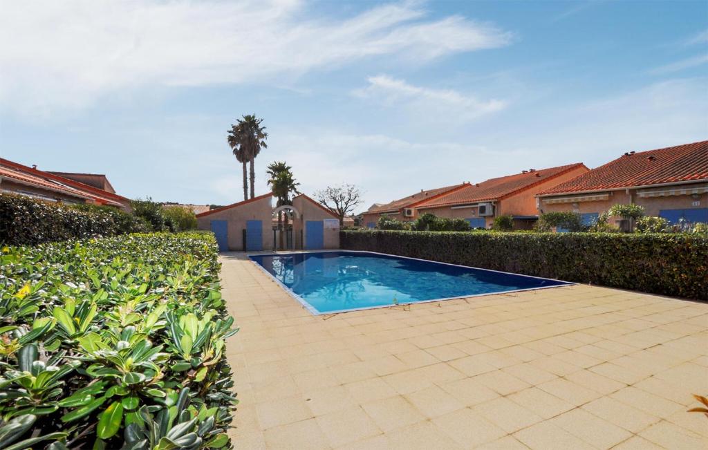 une piscine au milieu d'une cour dans l'établissement Nice Apartment In Canet-En-Roussillon, à Canet