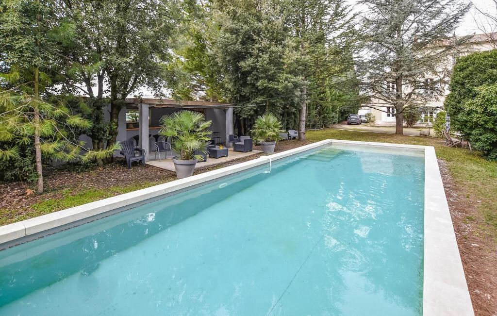 una piscina en un patio con árboles en Beautiful Home In Entraigues-sur-la-sorg With Private Swimming Pool, Can Be Inside Or Outside, en Entraigues-sur-la-Sorgue