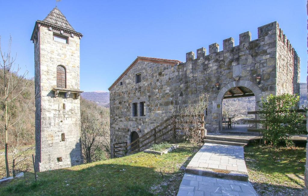 um antigo edifício de pedra com um portão e uma torre em Cozy Home In Biacis With Wifi 