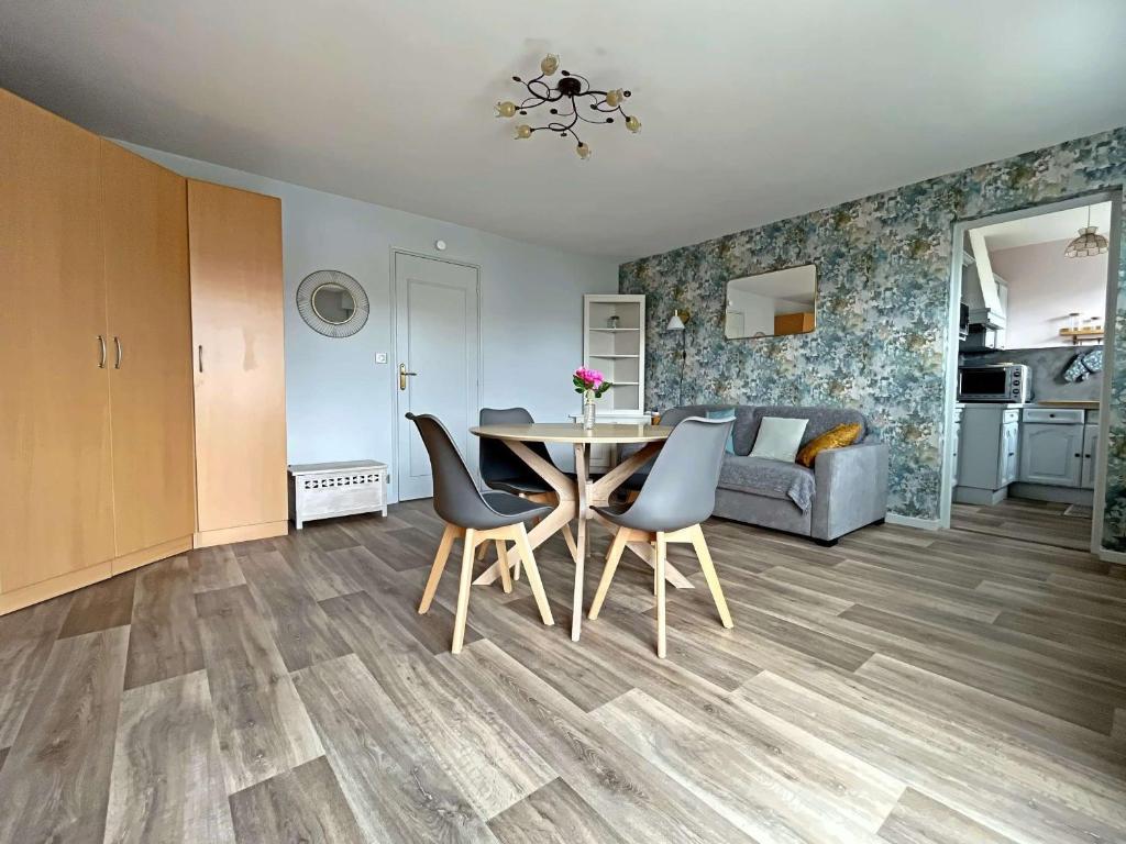 un salon avec une table, des chaises et un canapé dans l'établissement Joli studio 36m² avec balcon, parking, proche plage et baie d'Authie, Berck - FR-1-646-2, à Berck-sur-Mer