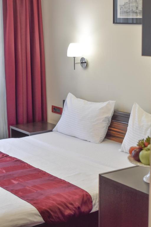 Hotel Hamburg - Deluxe Double Or Twin Room With City View