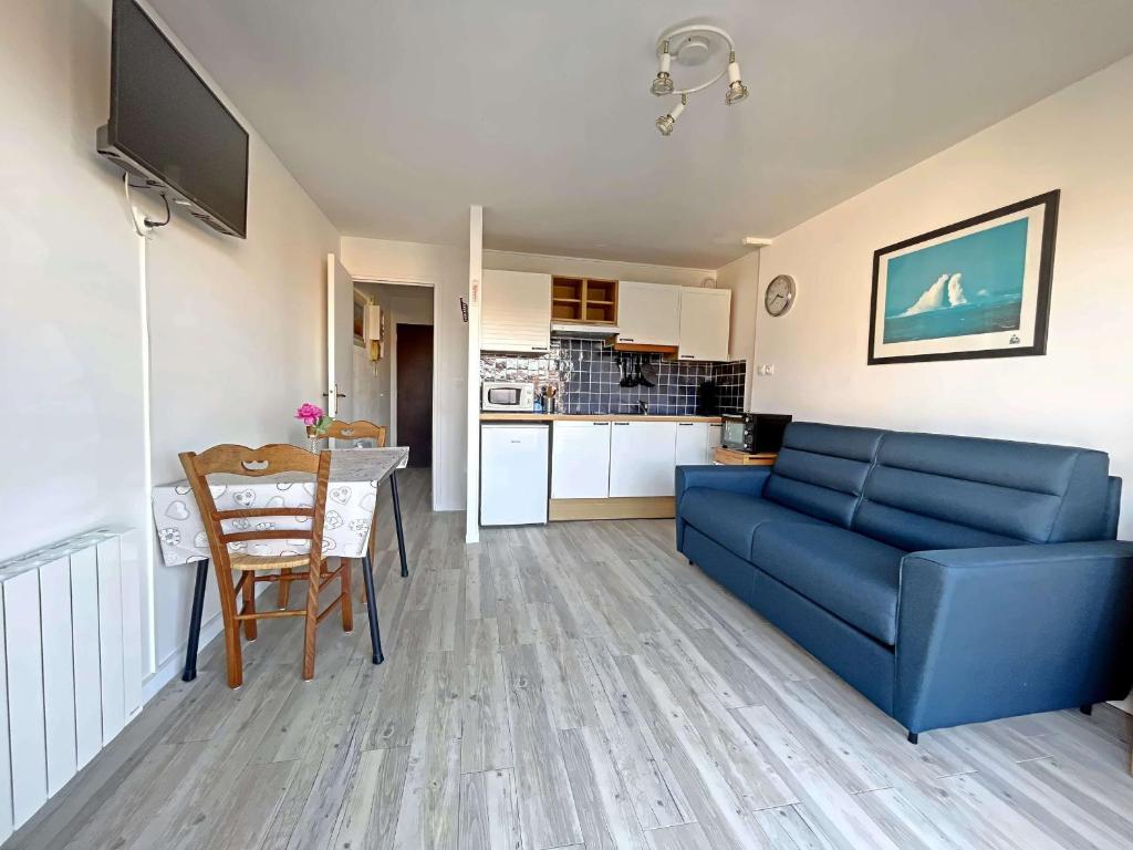 een woonkamer met een blauwe bank en een tafel bij Studio Berck-Plage, 1 pièce, 2 personnes - FR-1-646-41 in Berck-sur-Mer