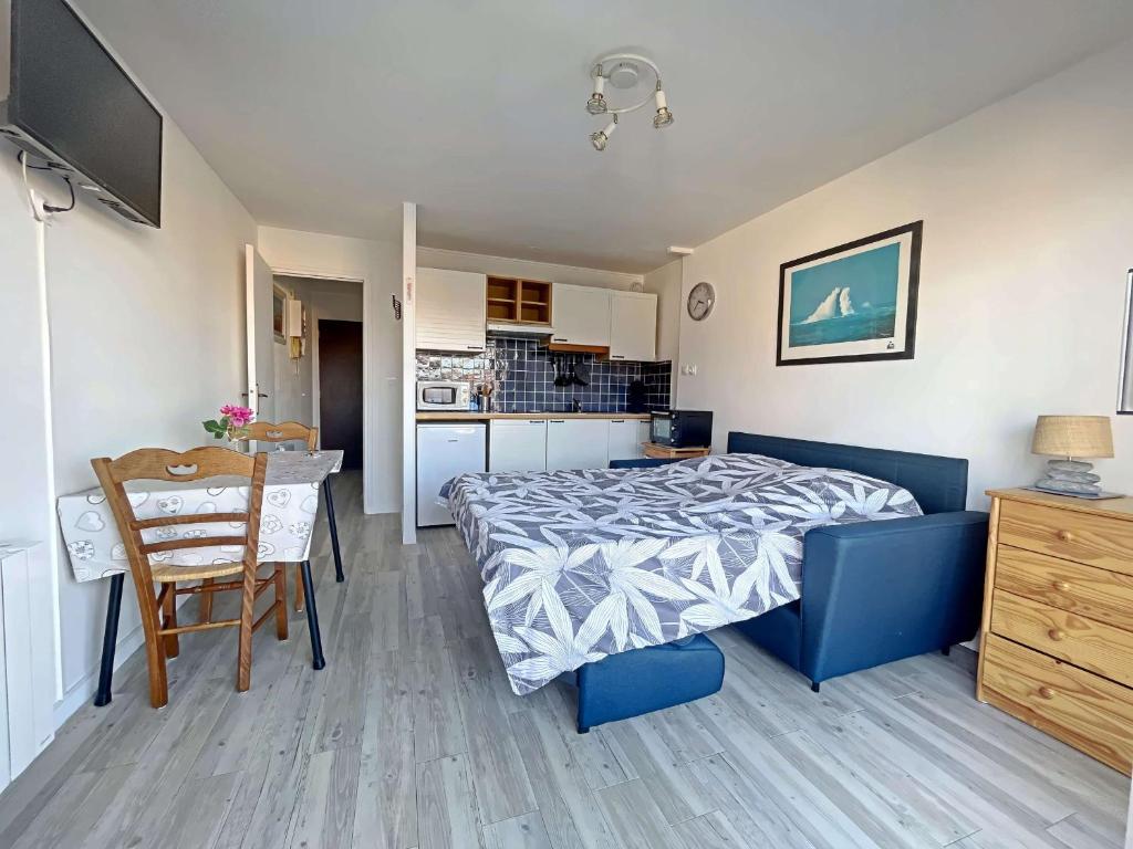 Kuchyňa alebo kuchynka v ubytovaní Studio avec Balcon, Proche Plage et Commerces, Idéal Vacances - FR-1-646-41