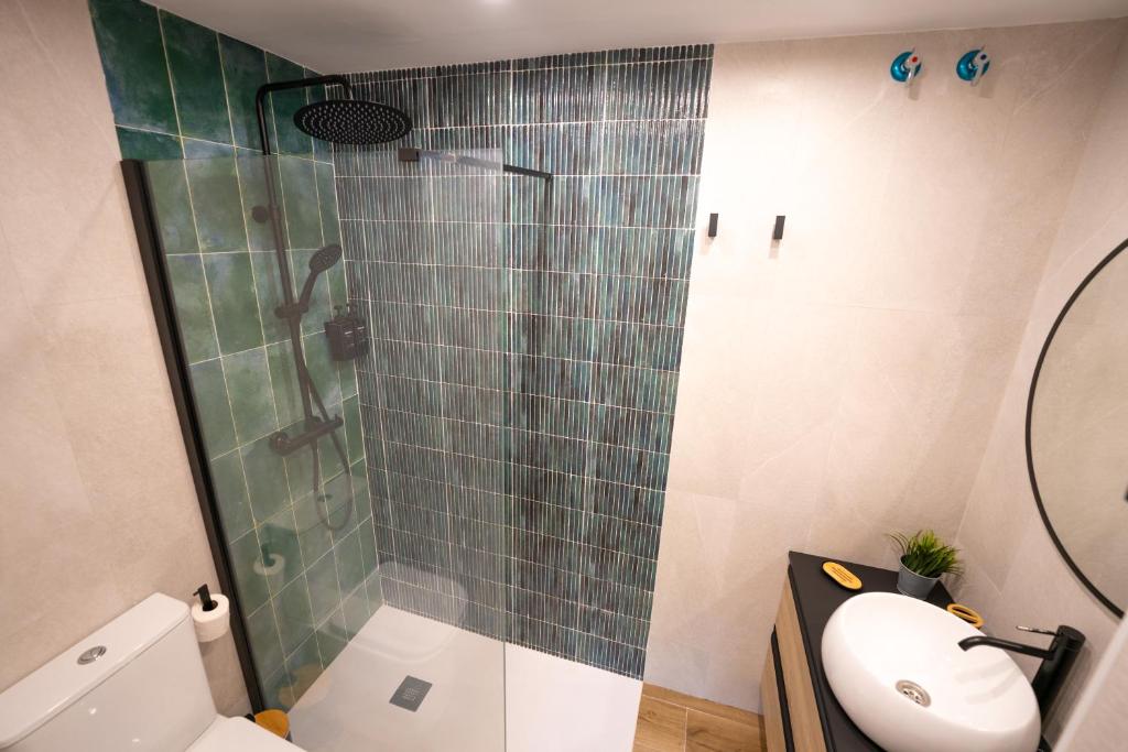 a bathroom with a shower and a toilet and a sink at Apartasuites Royal Zahara, Máximo confort con vistas al mar in Zahara de los Atunes