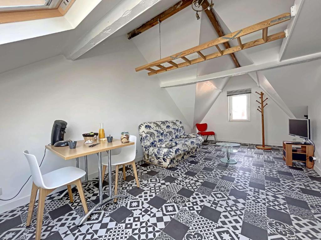 een woonkamer met een tafel en een bank bij Studio Berck-Plage, 1 pièce, 2 personnes - FR-1-646-50 in Berck-sur-Mer