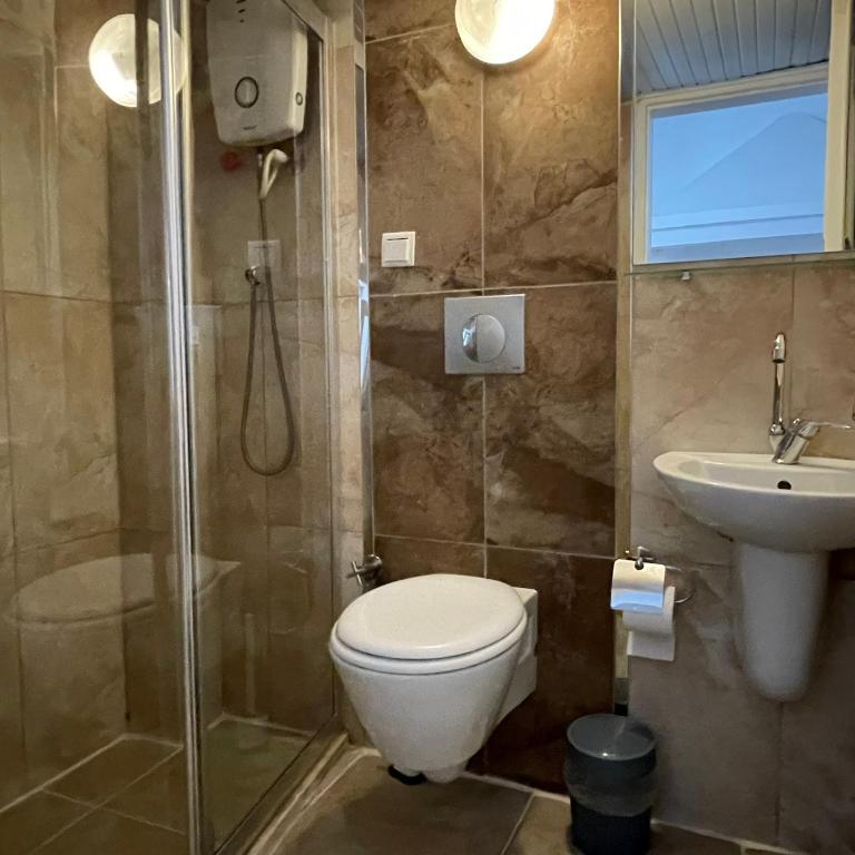 Koupelna v ubytování Held Hotel