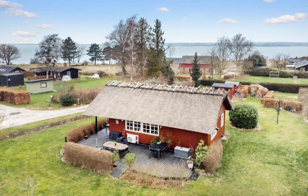 una vista aérea de una pequeña casa roja con techo de césped en Cozy Home In Stubbekbing With Wifi, en Stubbekøbing
