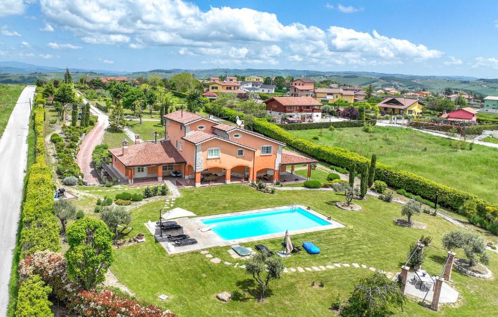 Oratino的住宿－Nice Home In Oratino With Outdoor Swimming Pool，享有带游泳池的房屋的空中景致