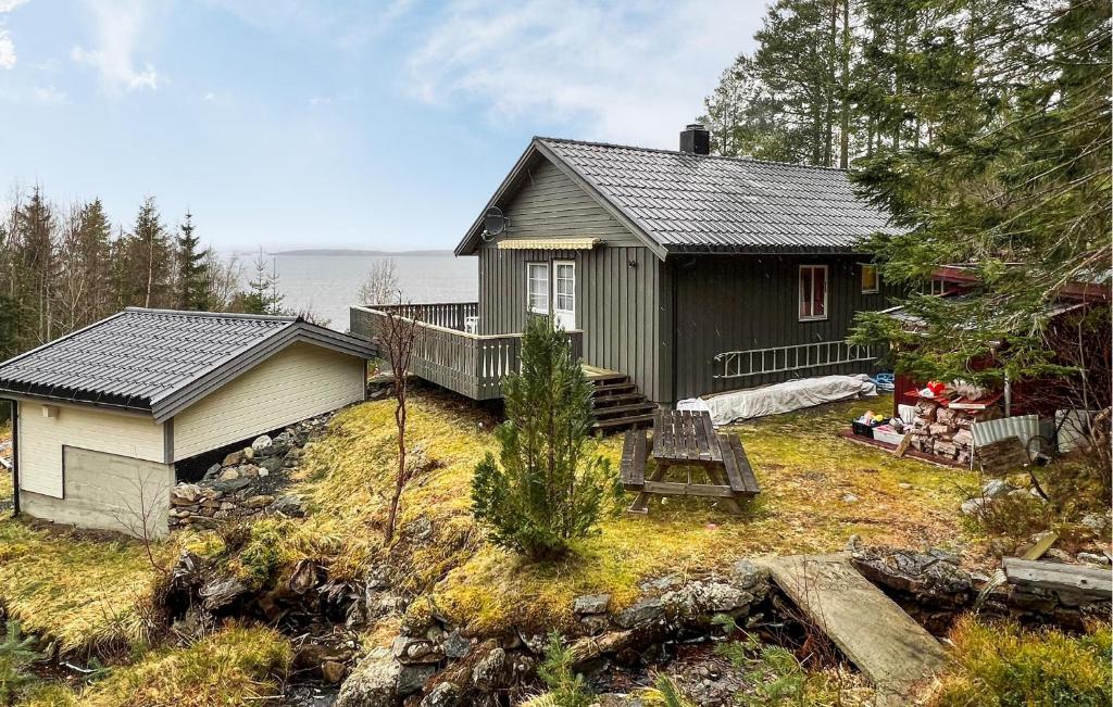 uma pequena casa numa colina ao lado de uma casa em Gorgeous Home In Sekken With House Sea View em Molde