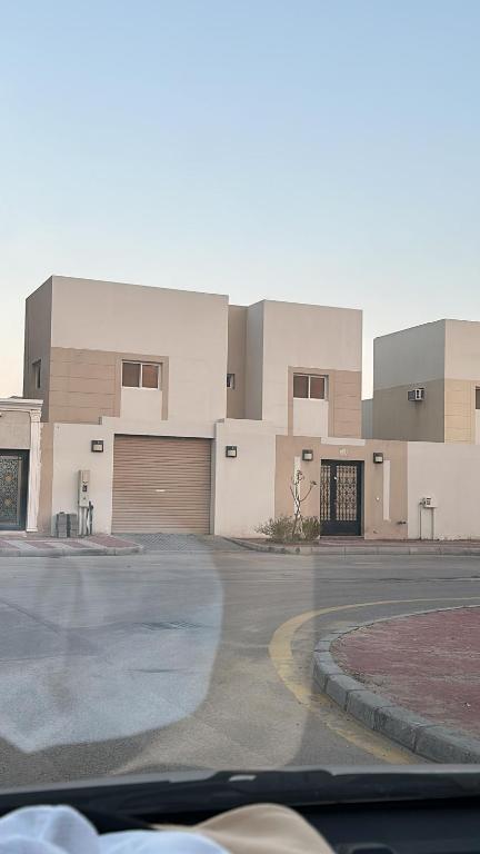 un edificio con un estacionamiento delante de él en فيلا العزيزيه - الخبر, en Mīnāʼ al ‘Azīzīyah