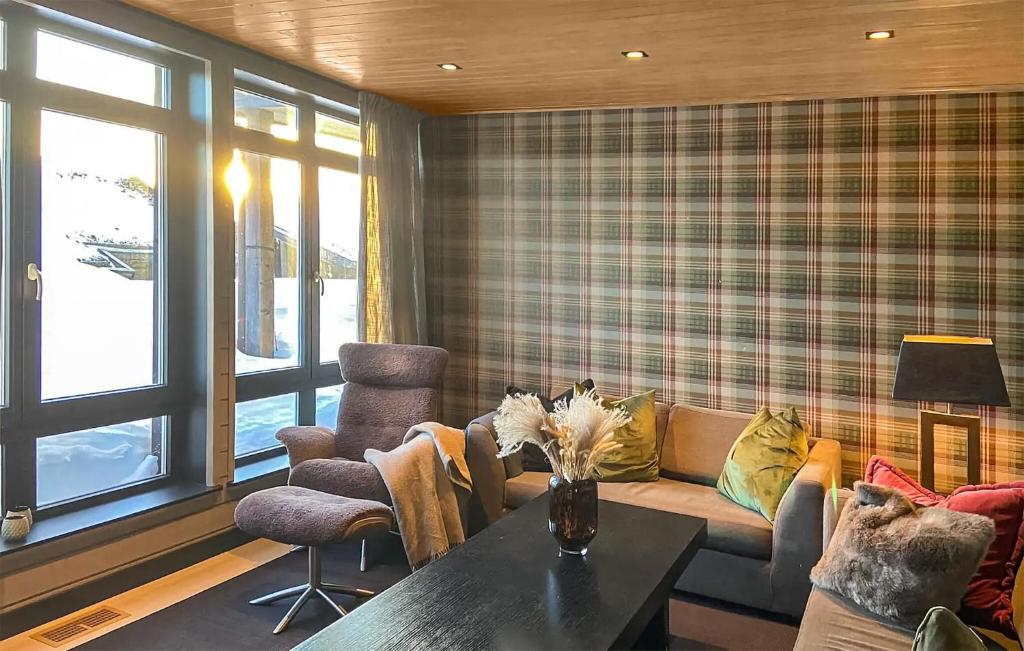 O zonă de relaxare la Amazing Apartment In Noresund With Wi-fi