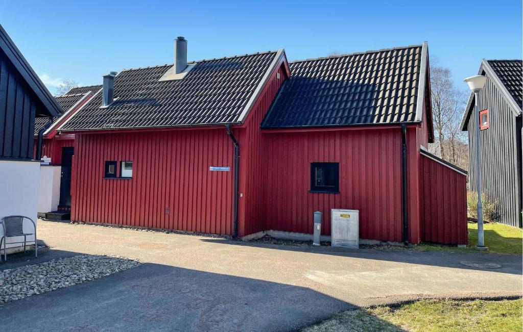 een rood gebouw met een zwart dak bij Amazing Home In ngelholm With Kitchen in Ängelholm