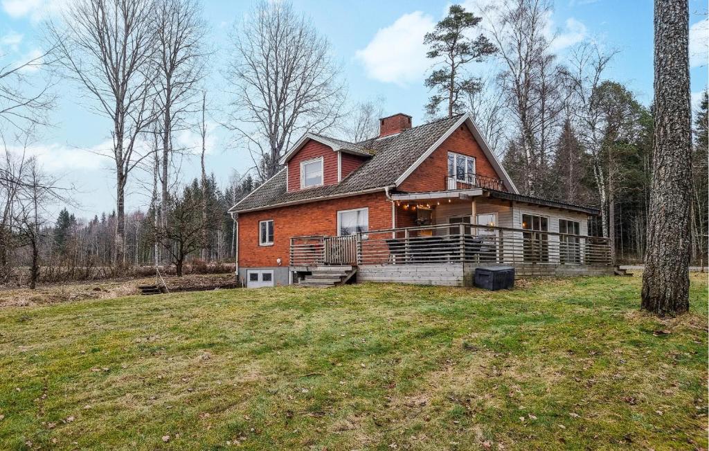 une maison au-dessus d'un champ dans les bois dans l'établissement Beautiful Home In Ulricehamn With Lake View, à Bottnaryd