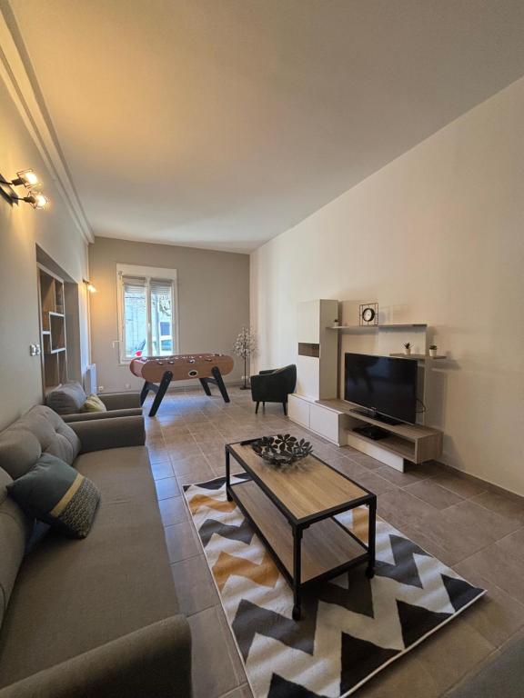 un salon avec un canapé et une table dans l'établissement L'entre nous, Superbe Maison au centre de St Aignan, à Saint-Aignan