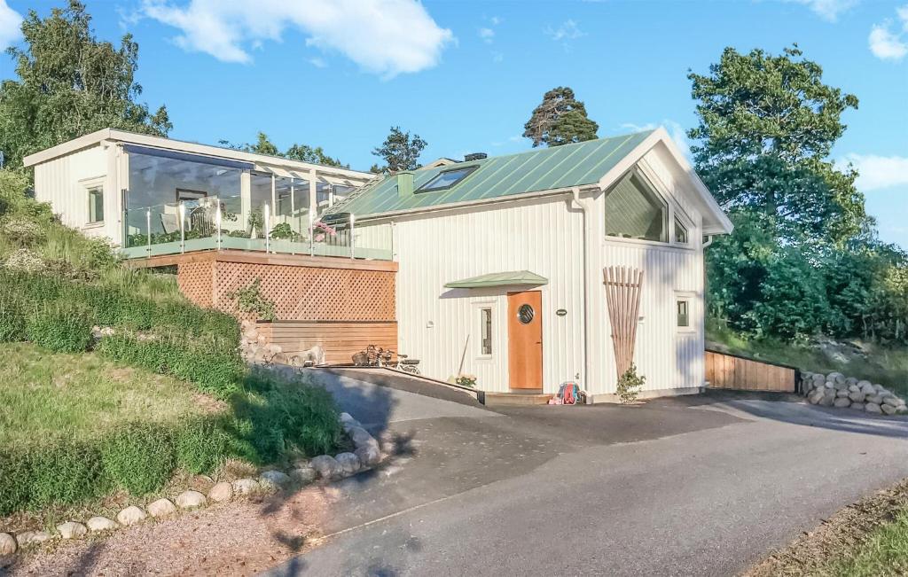 une grande maison blanche avec une allée. dans l'établissement Pet Friendly Home In Alingss With Wifi, à Alingsås