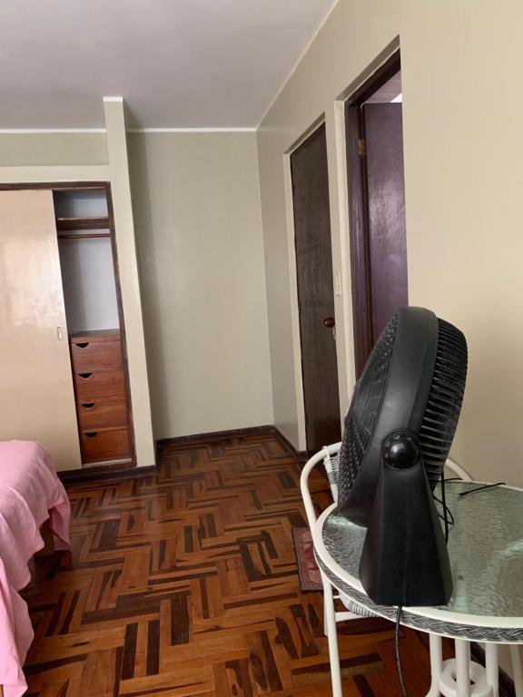 Habitación con silla, mesa y cama en Habitación doble, en Pisco