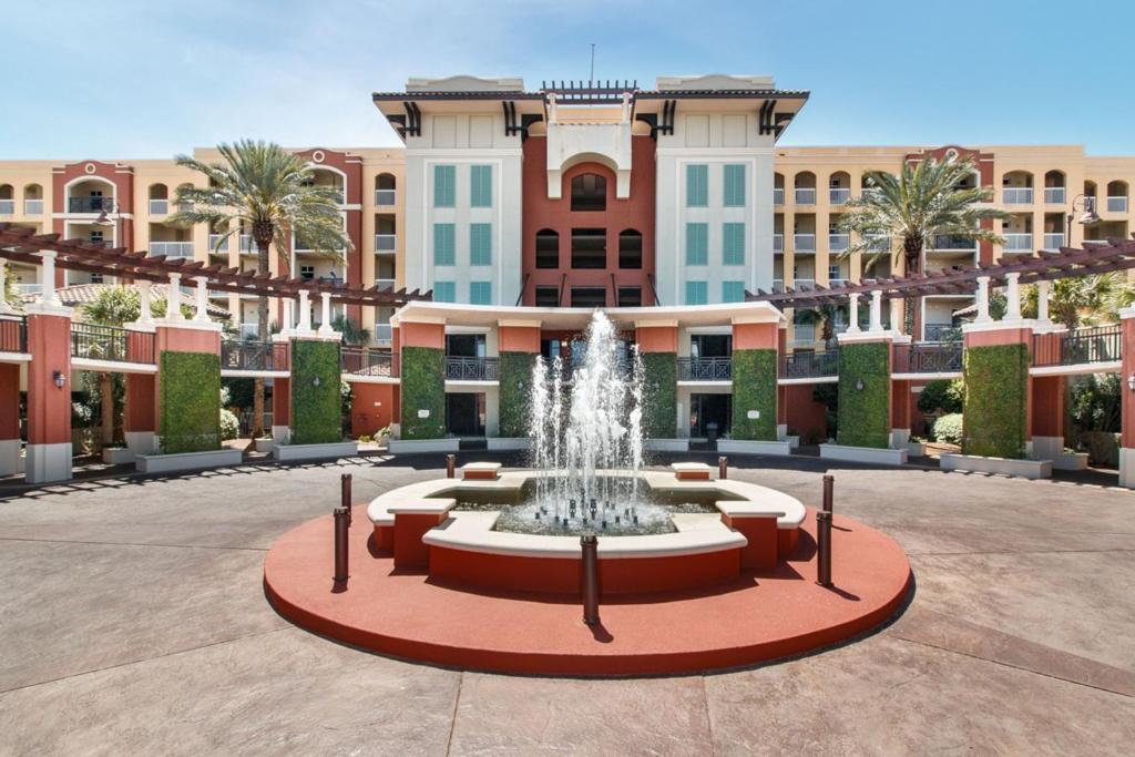 una fontana in un cortile di fronte a un edificio di Azure a Fort Walton Beach