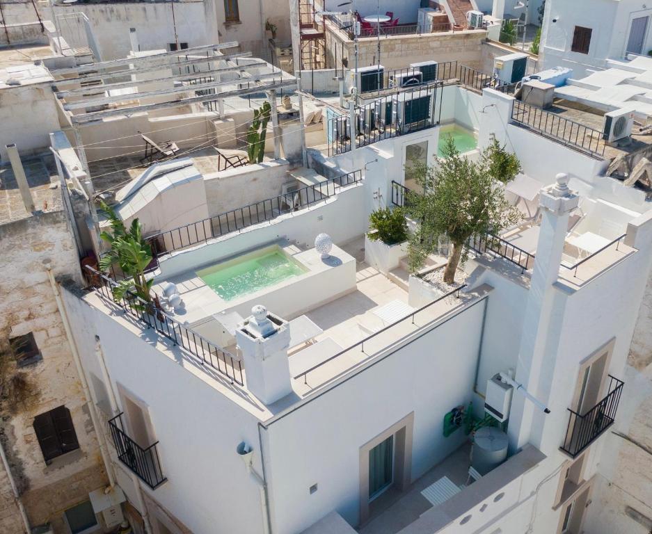 an overhead view of a white building with a swimming pool at Dimore di Brando Vico Gelso in Polignano a Mare
