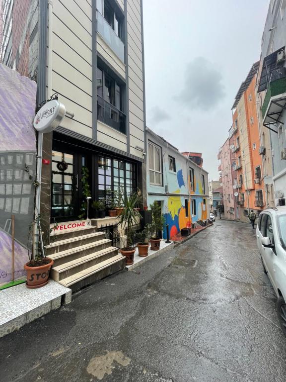 een lege straat in een stad met een gebouw bij The Antares in Istanbul