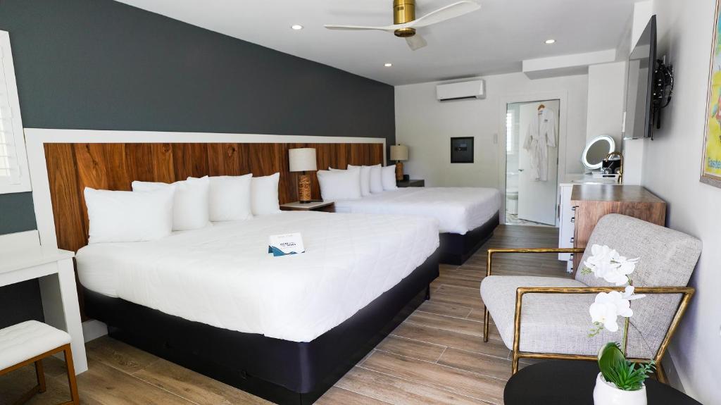Postel nebo postele na pokoji v ubytování Ivory Sands Beach Suites