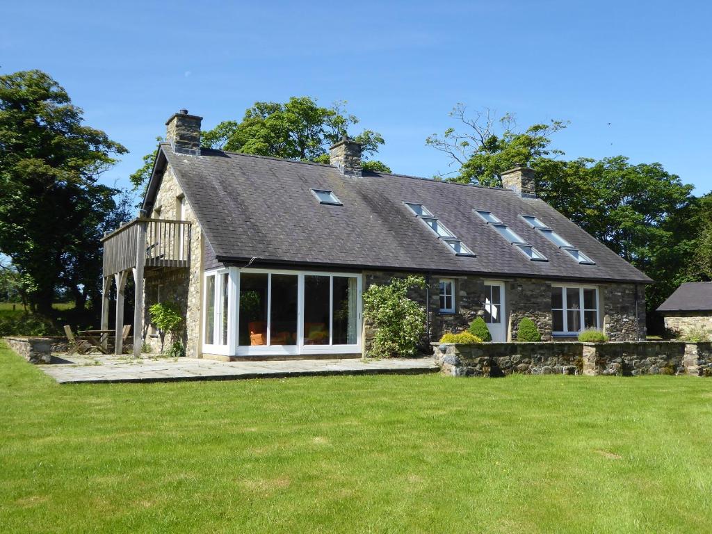 een uitzicht op een huis met een grote tuin bij Bryn Isaf Swyddffynnon in Ystrad-Meurig