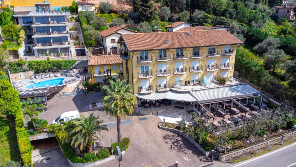 Bazén v ubytování Hotel Galvani nebo v jeho okolí