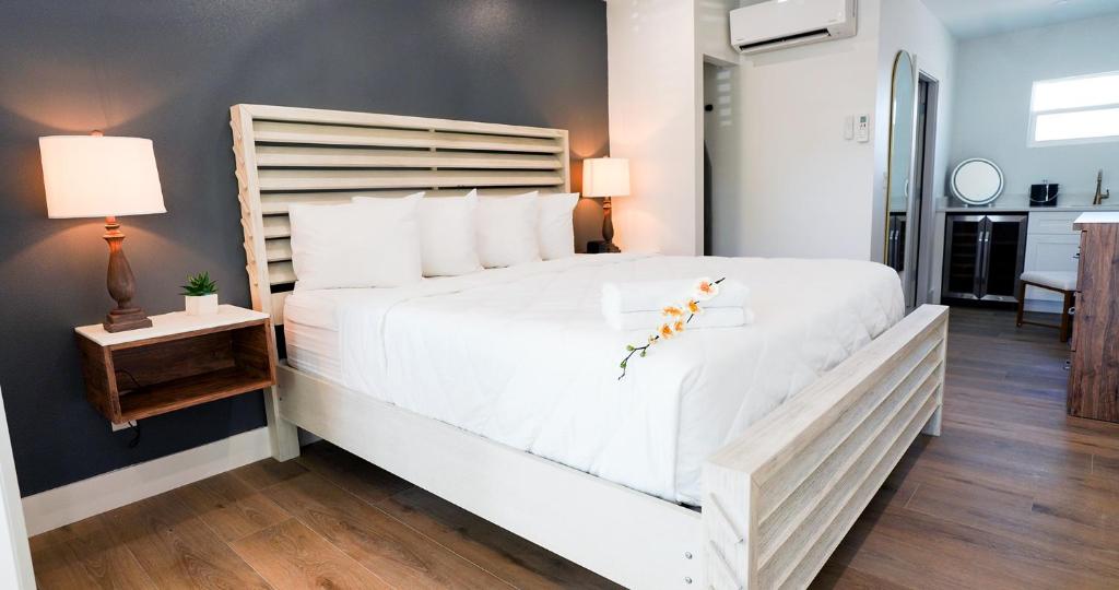 Postel nebo postele na pokoji v ubytování Ivory Sands Beach Suites