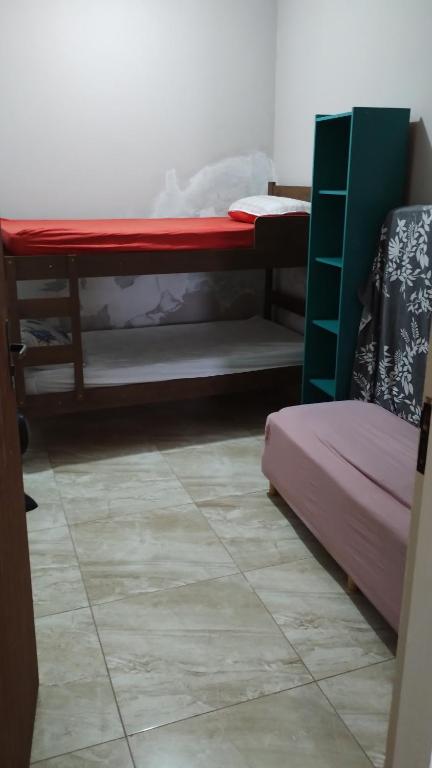 Zimmer mit 2 Etagenbetten und Fliesenboden in der Unterkunft Pico do Jaraguá in São Paulo