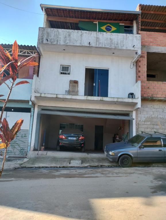 a car parked in front of a building at Pico do Jaraguá in São Paulo