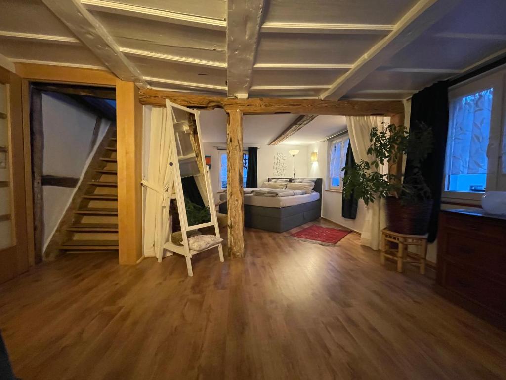 ein Wohnzimmer mit einer Treppe und ein Schlafzimmer in der Unterkunft Schwarzwald - Haus Luisa - charmantes Altstadthaus bis 4 Personen in Stühlingen
