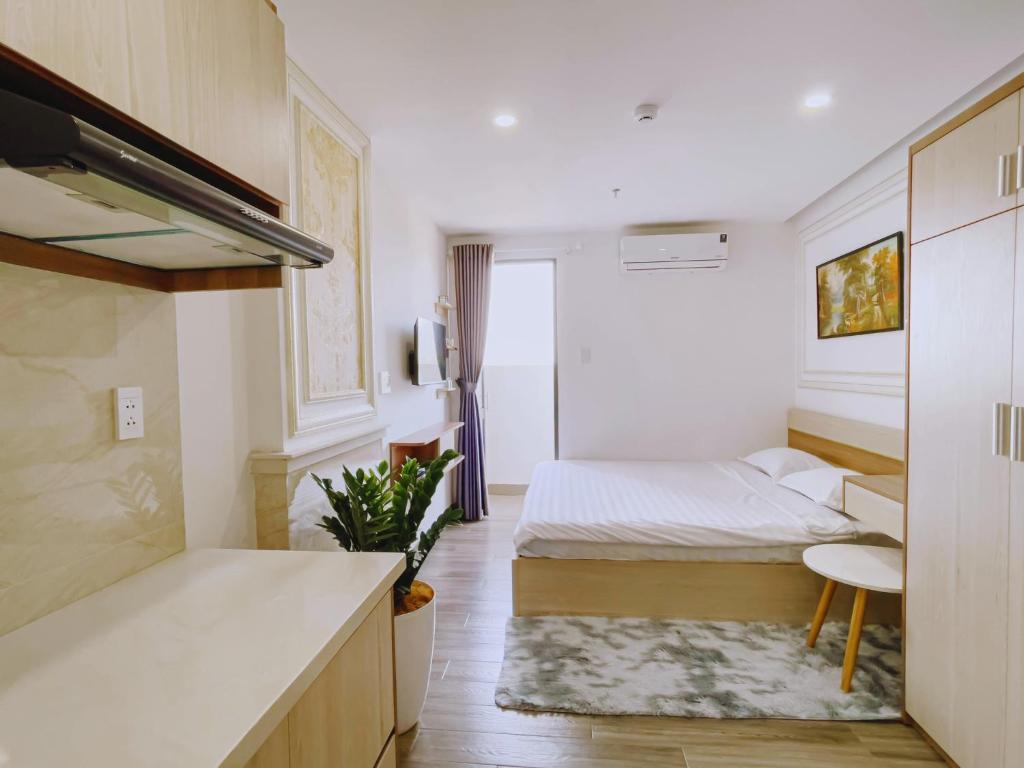 - une petite chambre avec un lit et un bureau dans l'établissement Căn hộ ngoại ô - Phương Nam 1 Hotel & Apartments, à Hà Quảng (4)