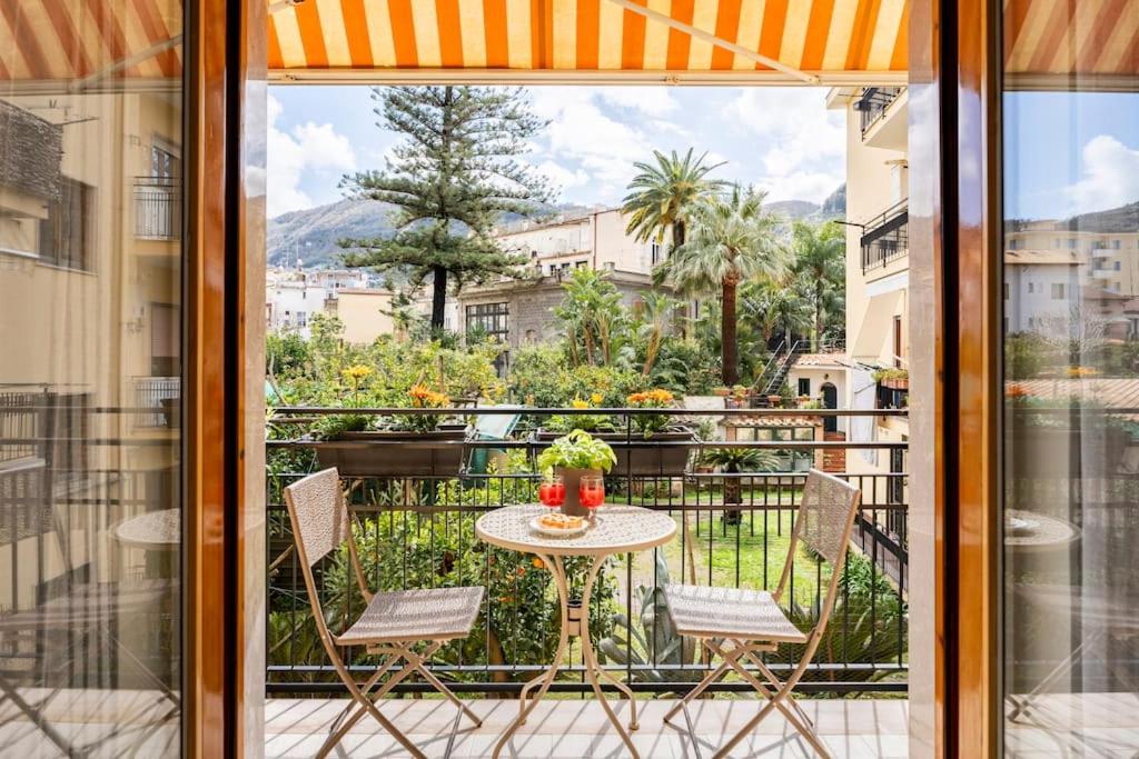 a balcony with a table and chairs on a balcony at Appartamento Le Zagare in Sorrento