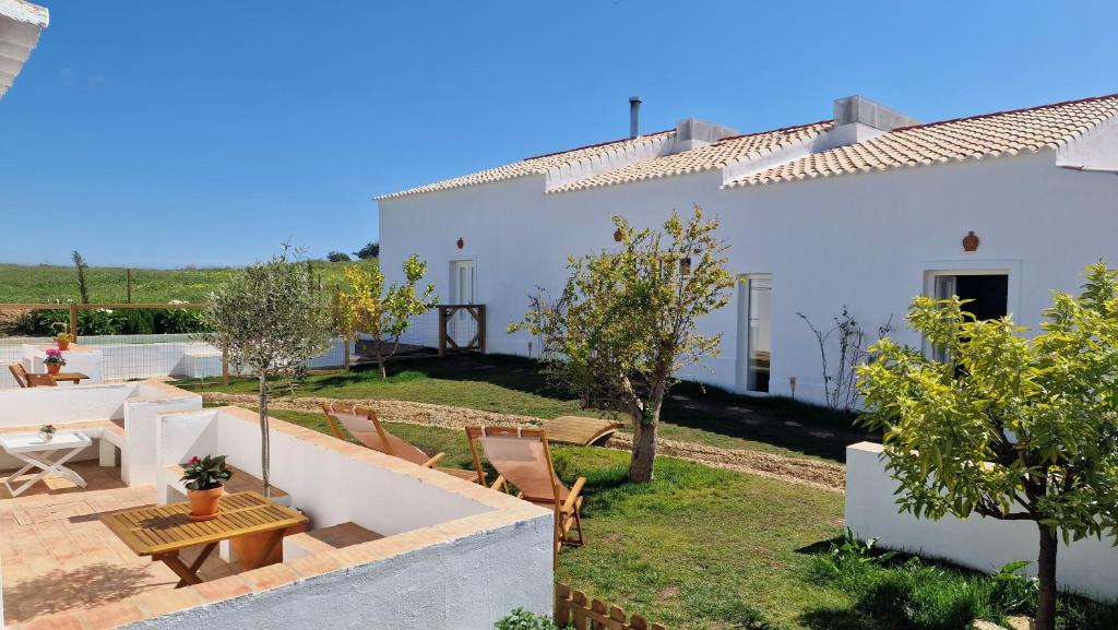 a view of the backyard of a white house at Milagres de Santa Rita in Vila Nova De Cacela