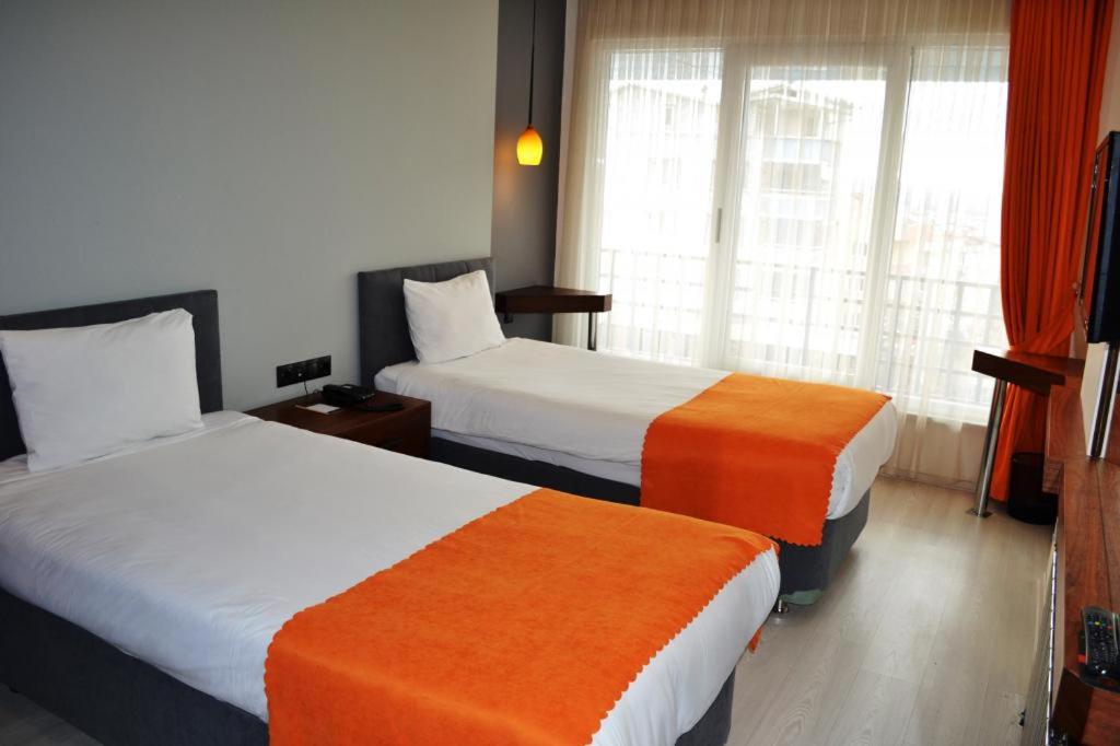 Habitación de hotel con 2 camas y ventana en D&D HOTEL, en Nilüfer