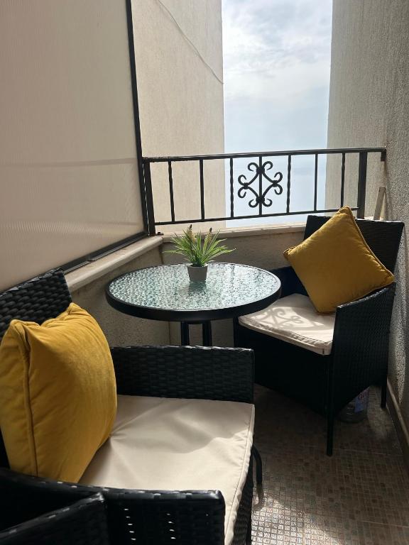 a balcony with a table and chairs on a balcony at Apartment with three Rooms in Prijevor