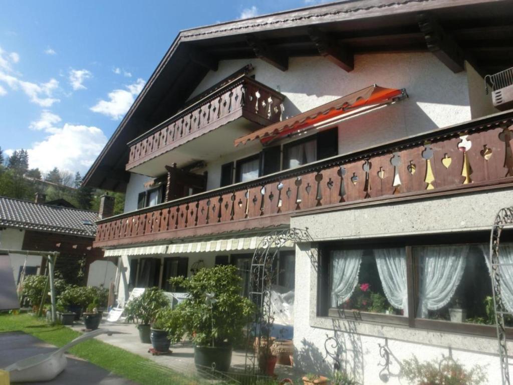 een gebouw met een balkon erboven bij Ferienwohnung Brunnsteinnest in Mittenwald